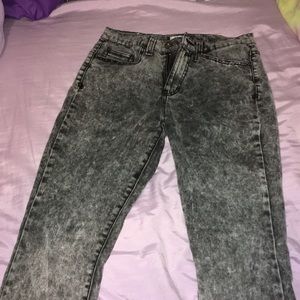 Grey acid washed jeggings.